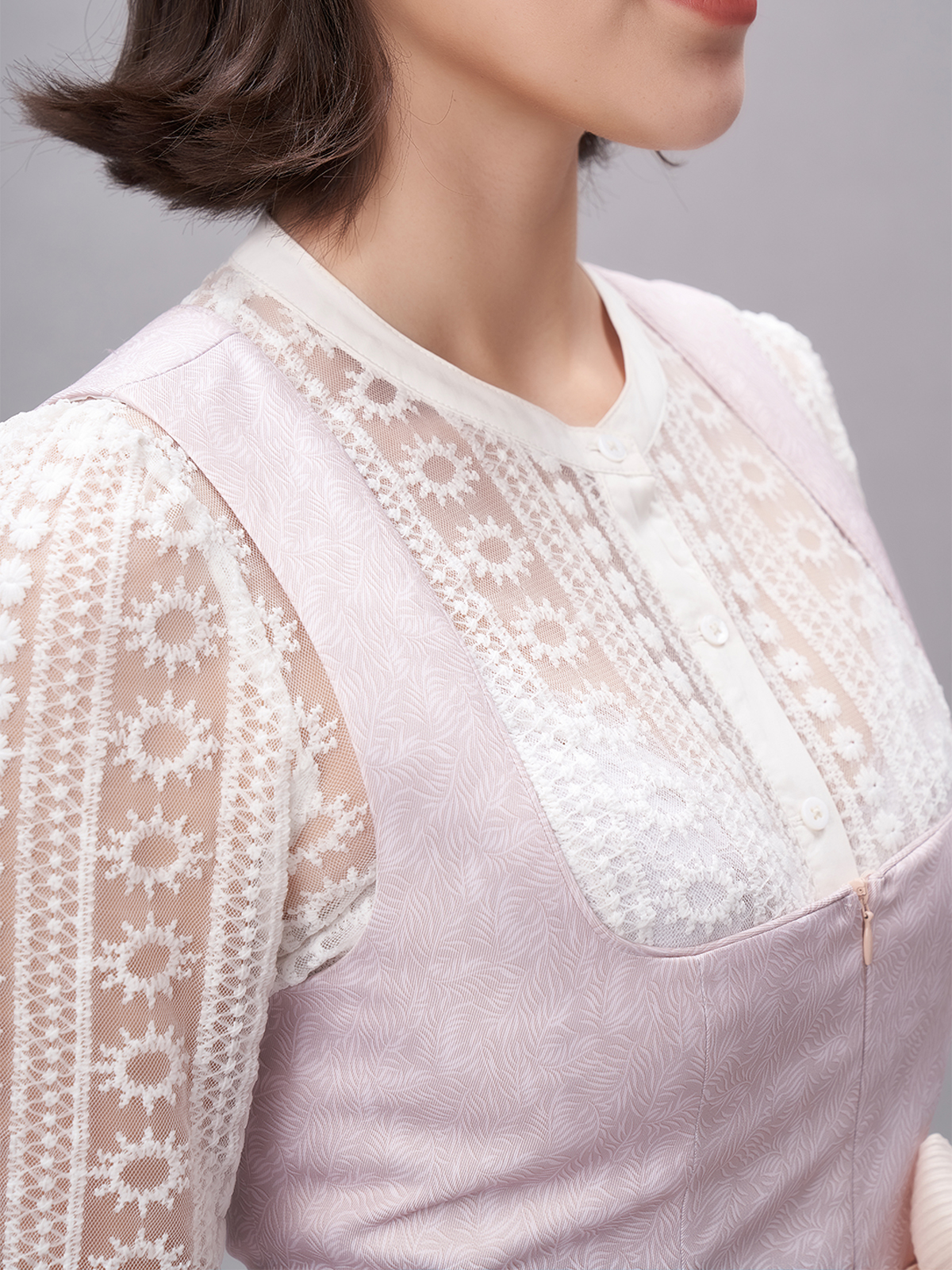 Modernes rot-grünes Dirndl mit figurbetonter Silhouette