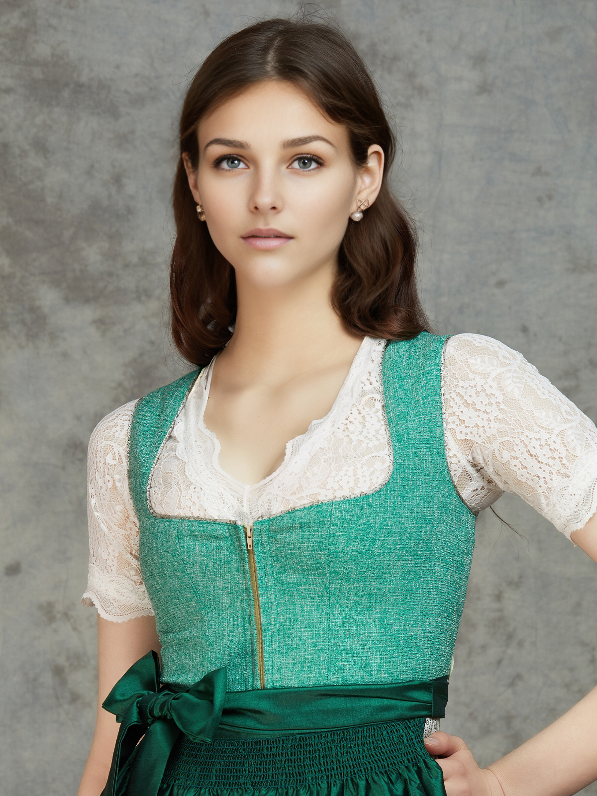 Modernes Dirndl in Blau mit schmeichelndem Schnitt