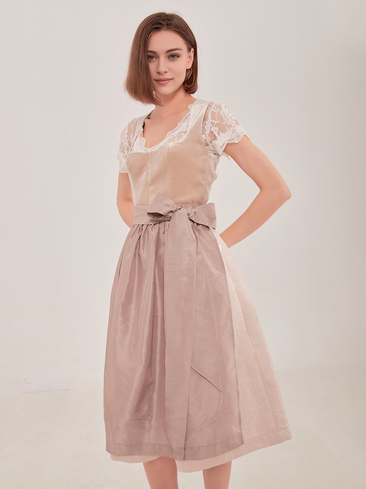 Modernes Dirndl im urbanen Look