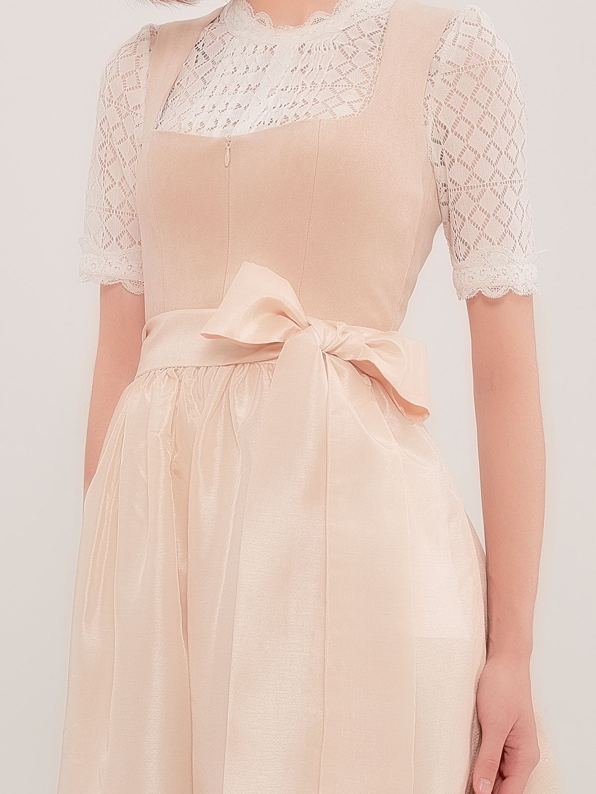 Dirndlbluse hochgeschlossen langarm in Beige