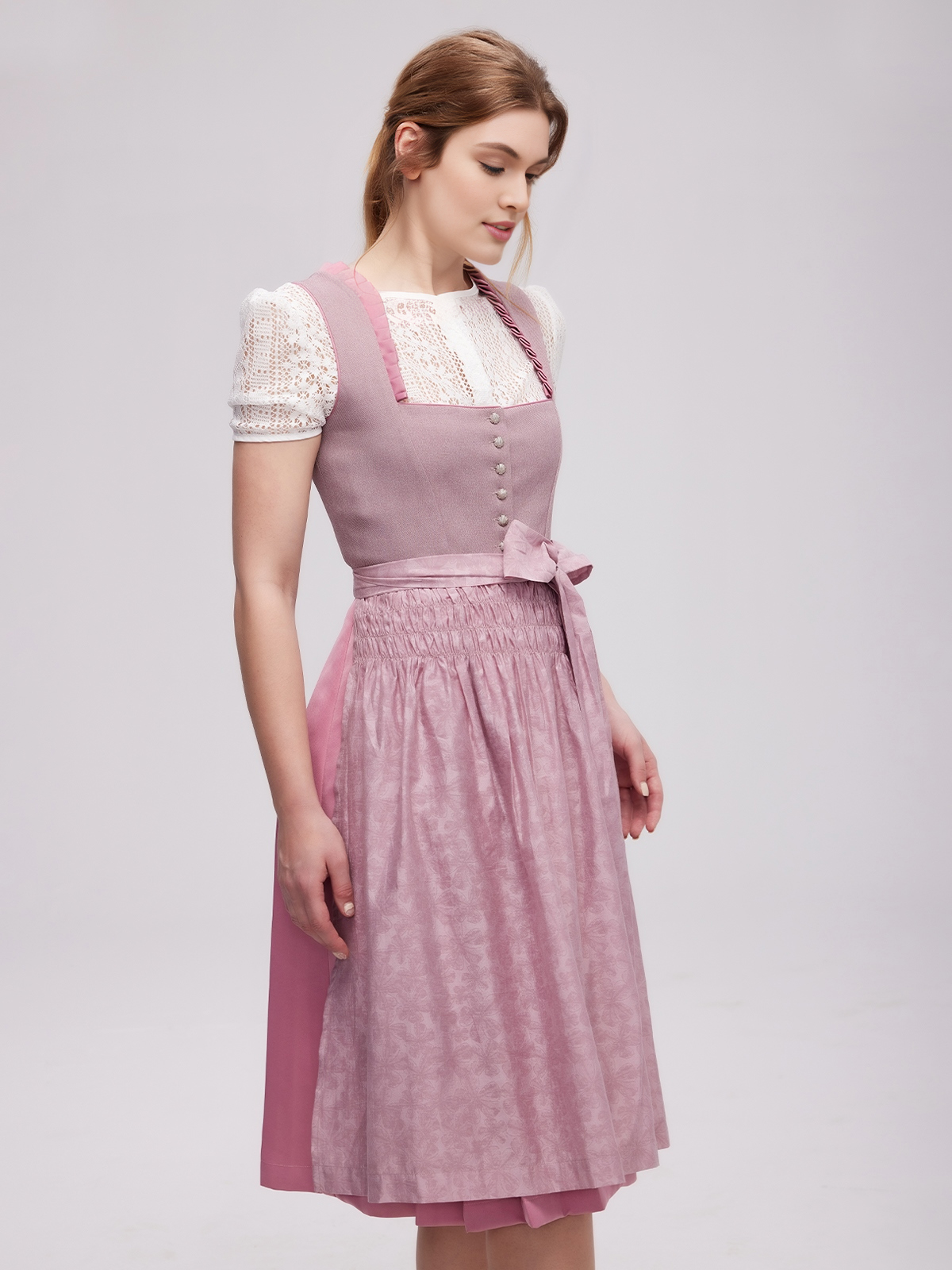 Dirndl in Lila – eine moderne Variante des klassischen Dirndls