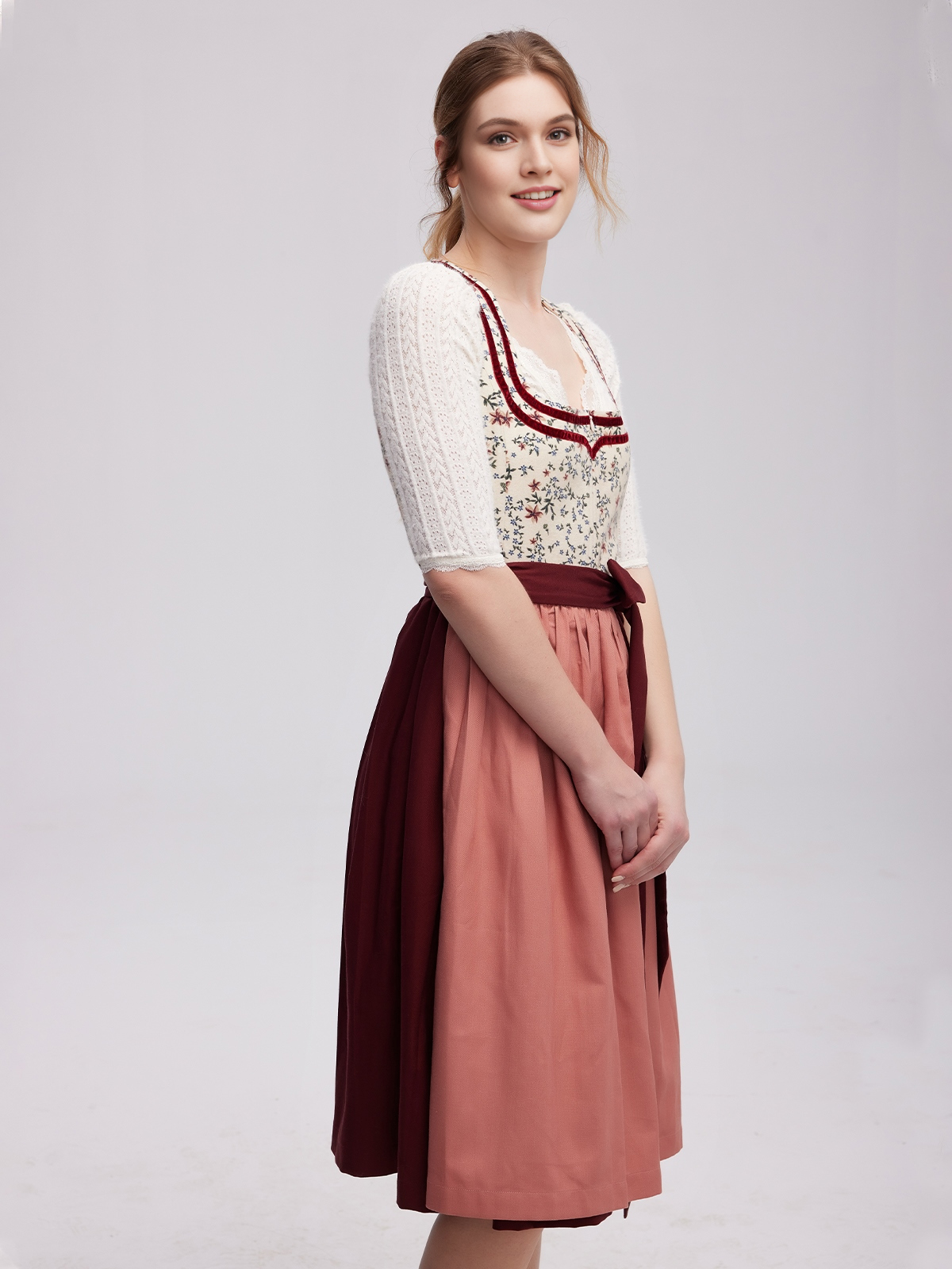 Traditionelles Dirndl in Rot mit modernen Akzenten