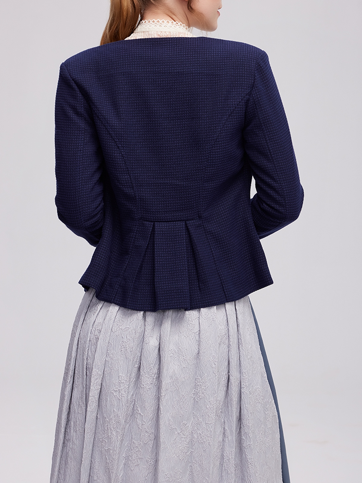 Dirndlbluse mit Spitze und V-Ausschnitt