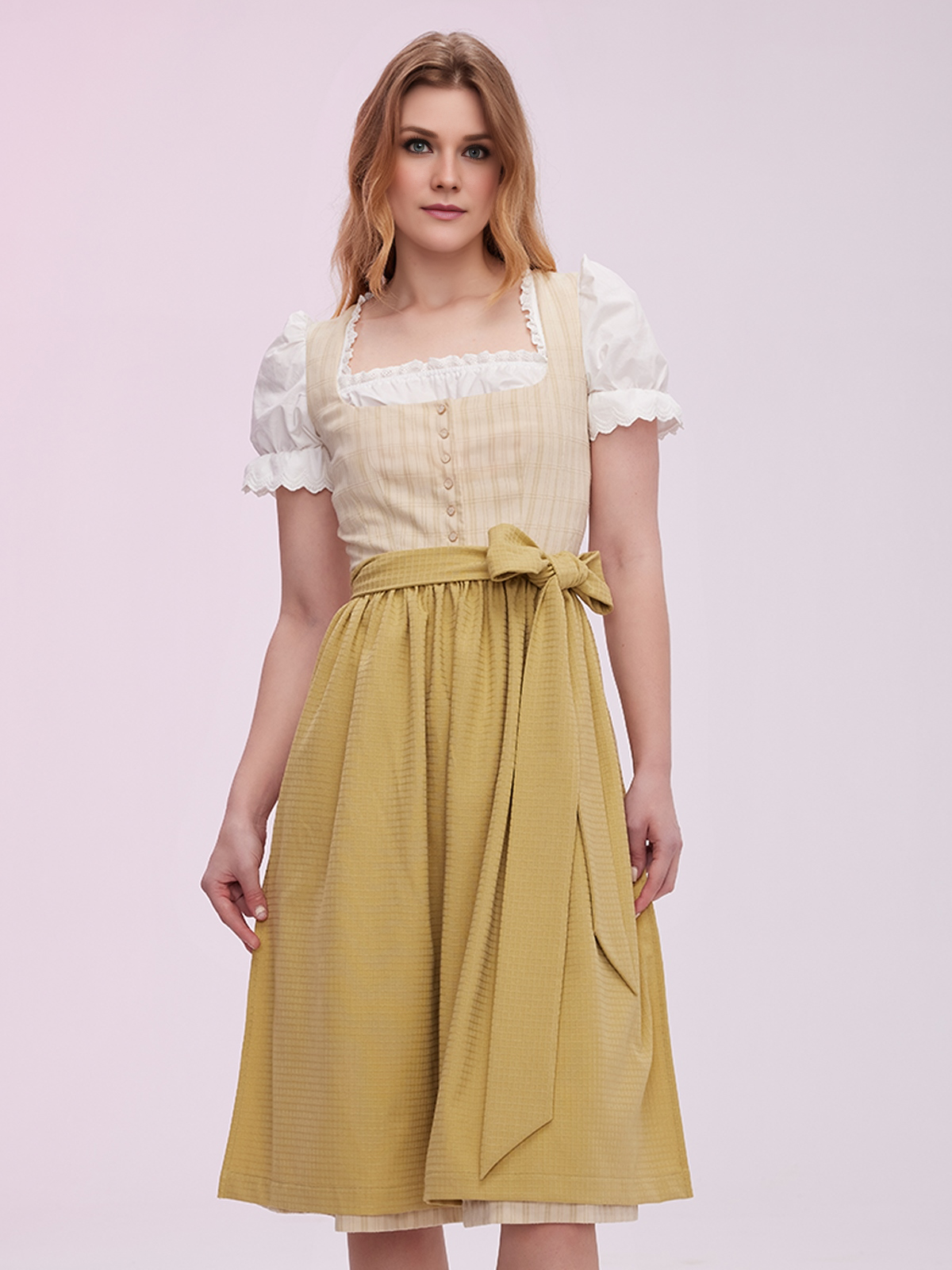 Moderne Dirndl-Variante mit sommerblusen kurzarm in Grün