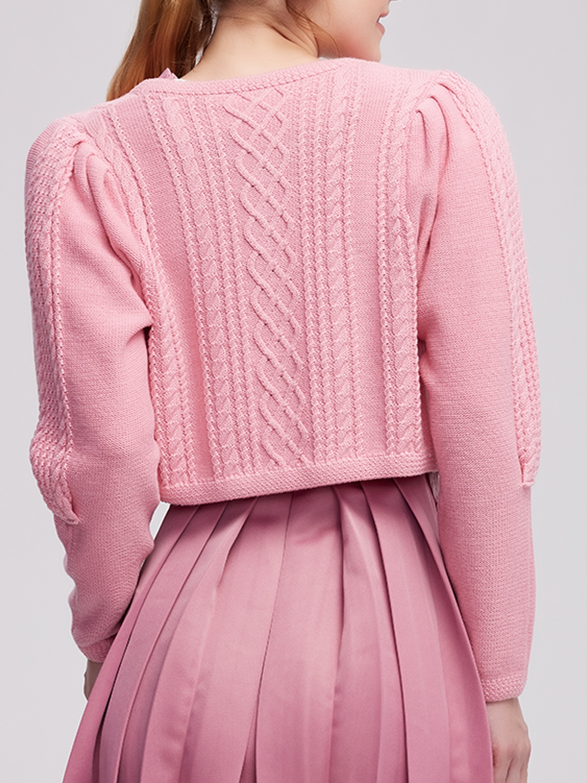 Modernes Dirndl in Rosa mit aufwendigen Stickereien