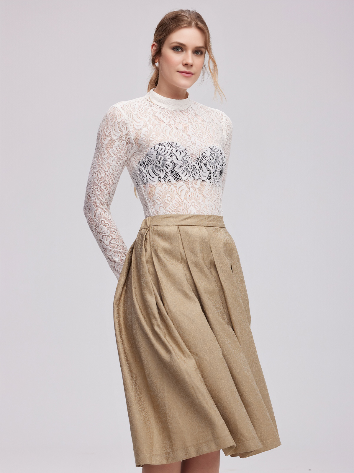 Modernes blaues Dirndl mit weißer Bluse