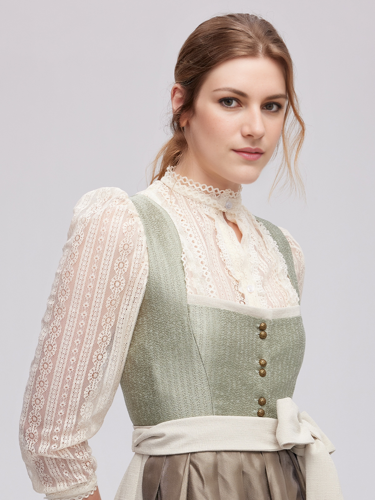 Ein grünes Dirndl mit floralen Akzenten
