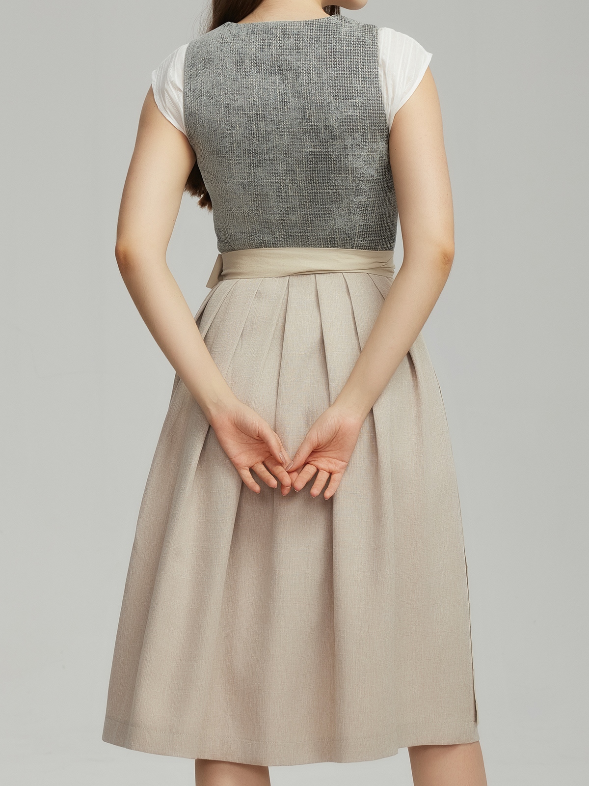 Flieder Dirndl mit romantischem Schnitt