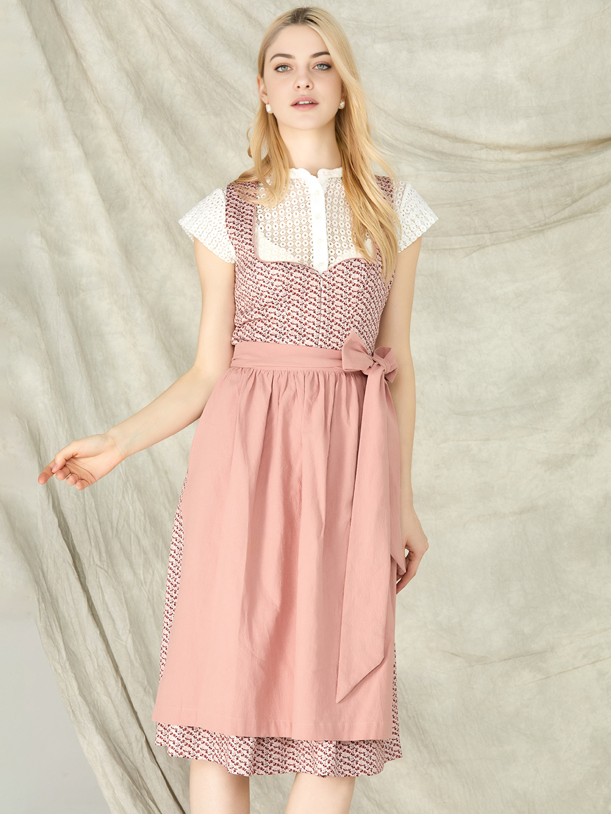 Ein elegantes rosa Dirndl mit besticktem Mieder – perfekt für festliche Anlässe.