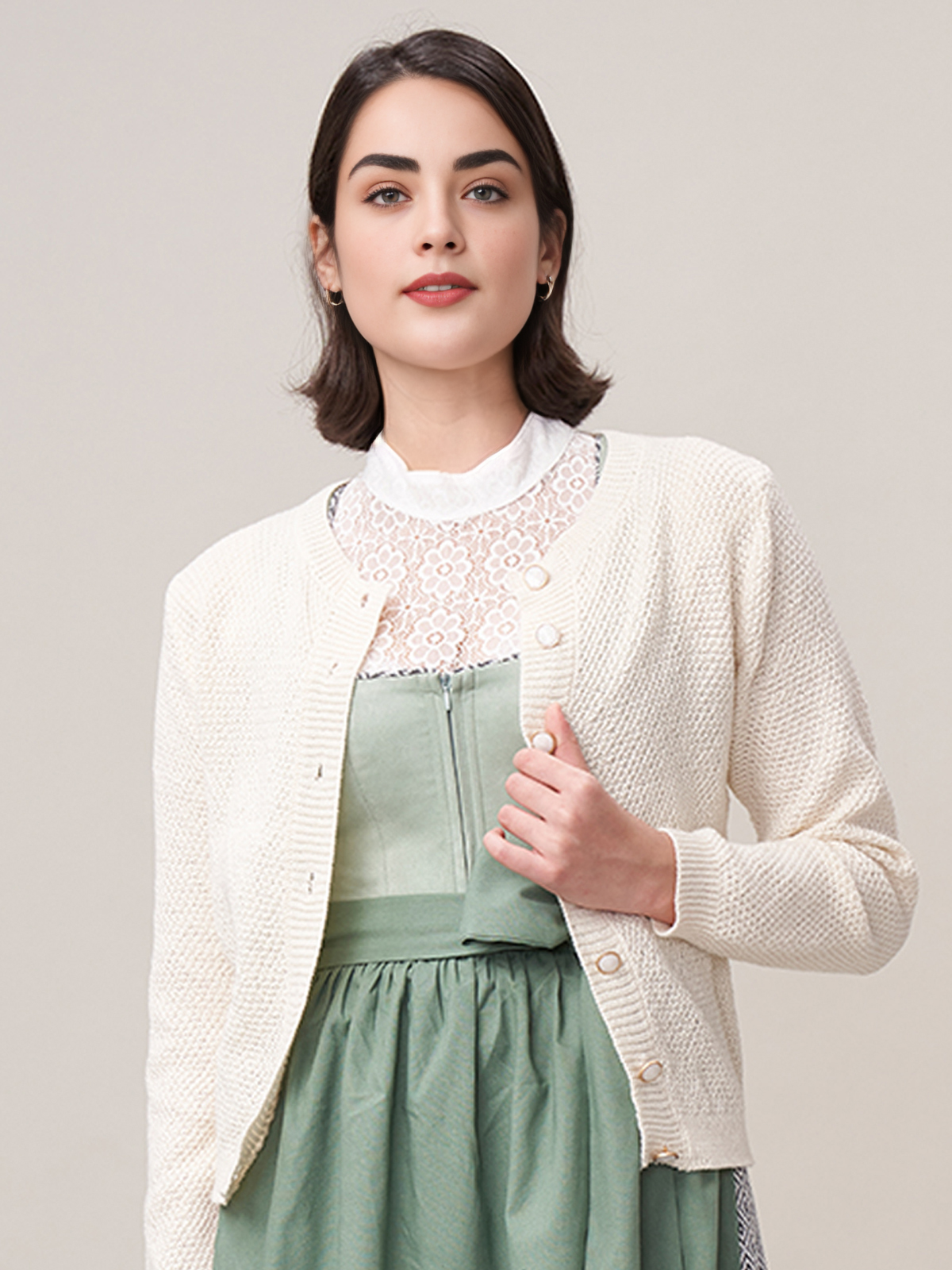 Modernes weißes Dirndl mit Stickereien
