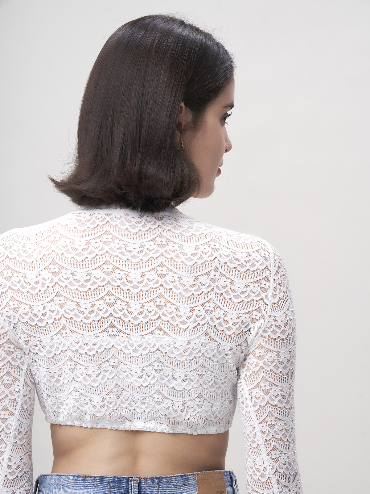 Modernes Dirndl in Weiß mit Spitzenbluse