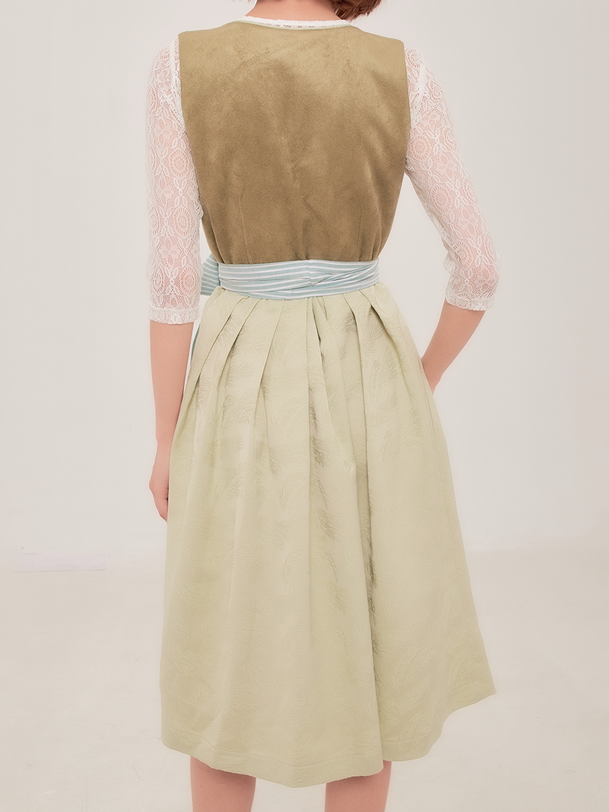 Modernes grünes Dirndl mit schlanker Silhouette