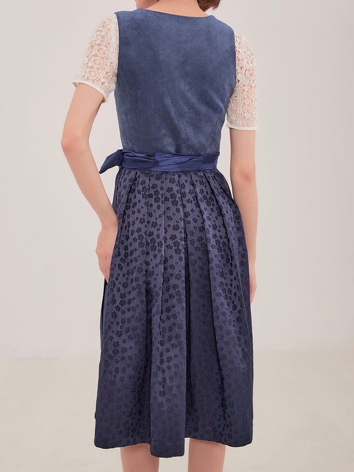 Modernes Dirndl in Blau mit floralen Details