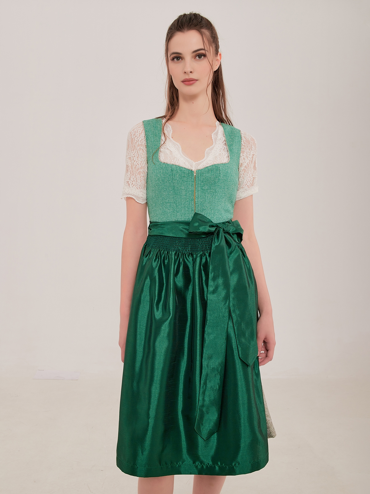 Modernes Dirndl in Blau mit Halbarm-Bluse