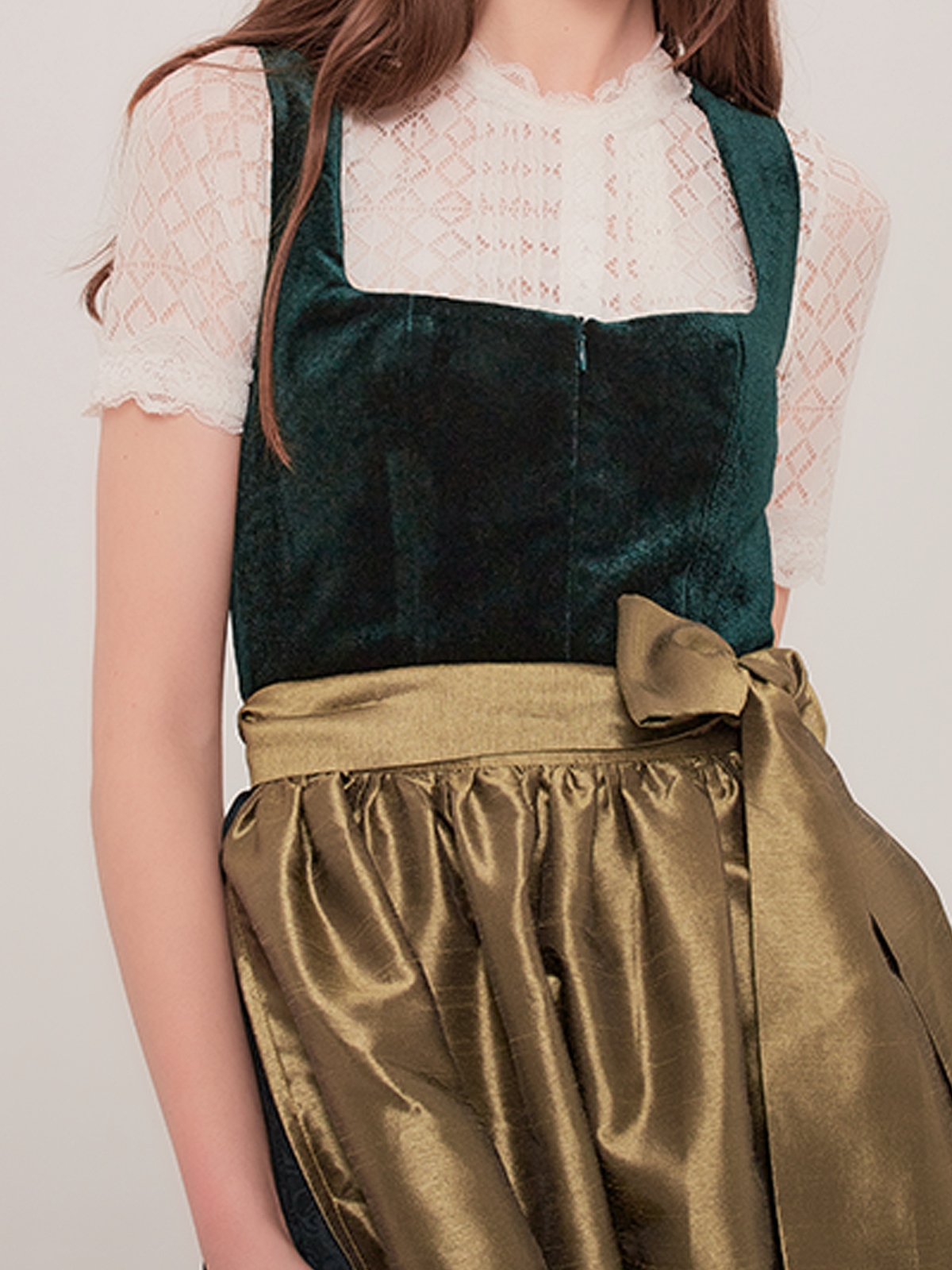 Dirndl in Grün mit beiger Bluse