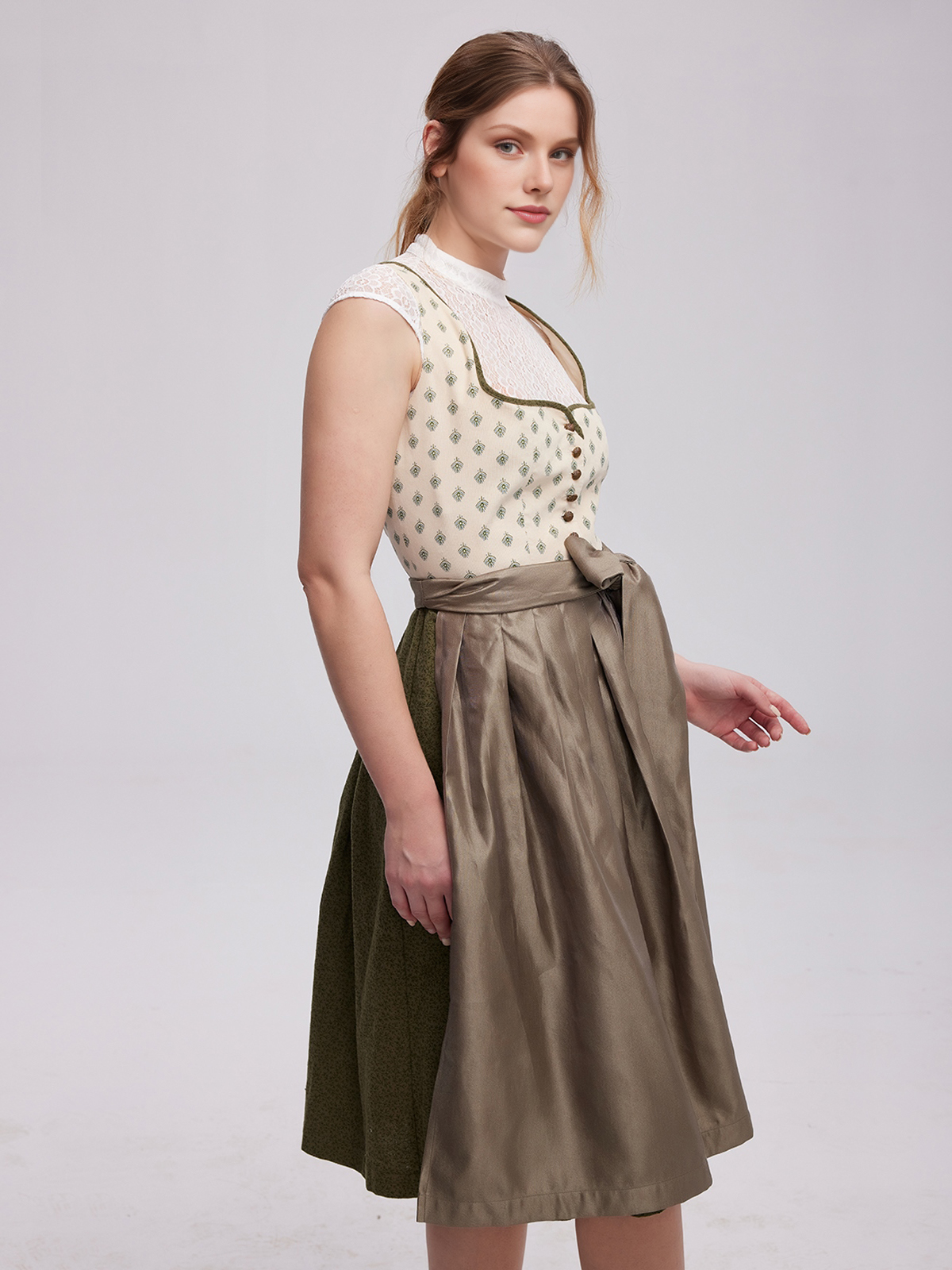 Modernes gelbes Dirndl mit floralen Details