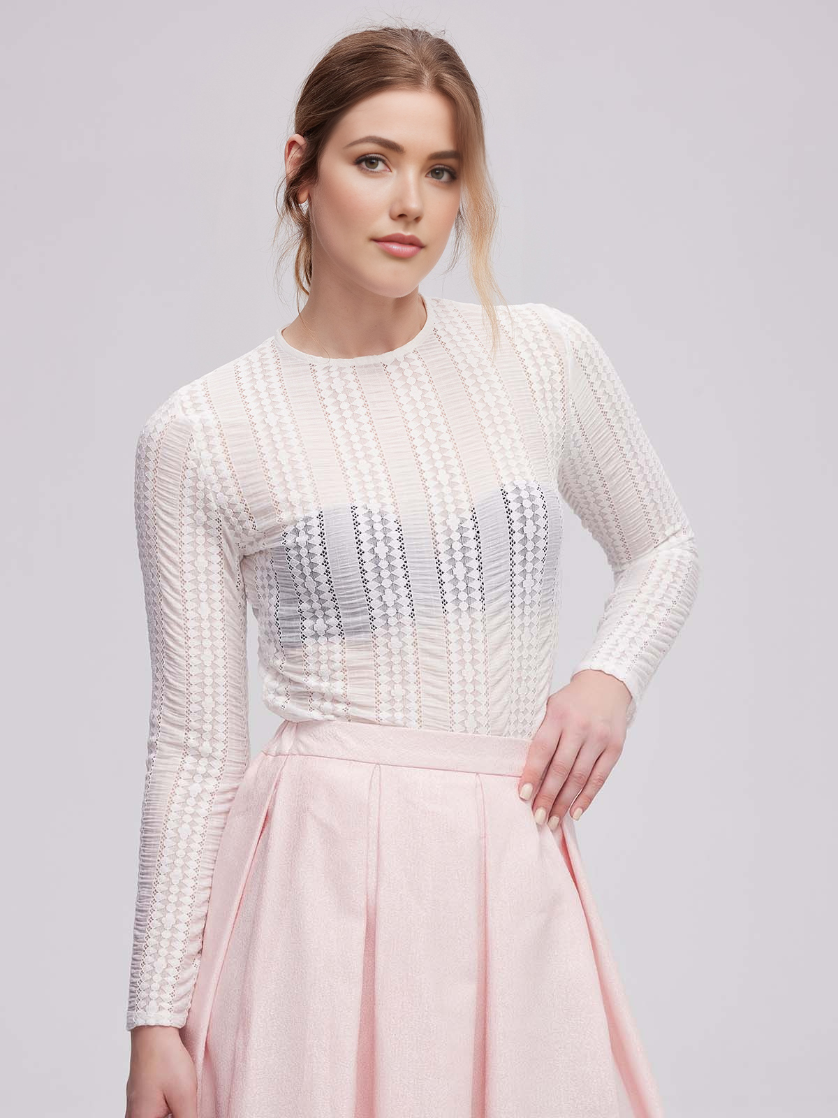 Rosa Dirndl mit weißer Bluse