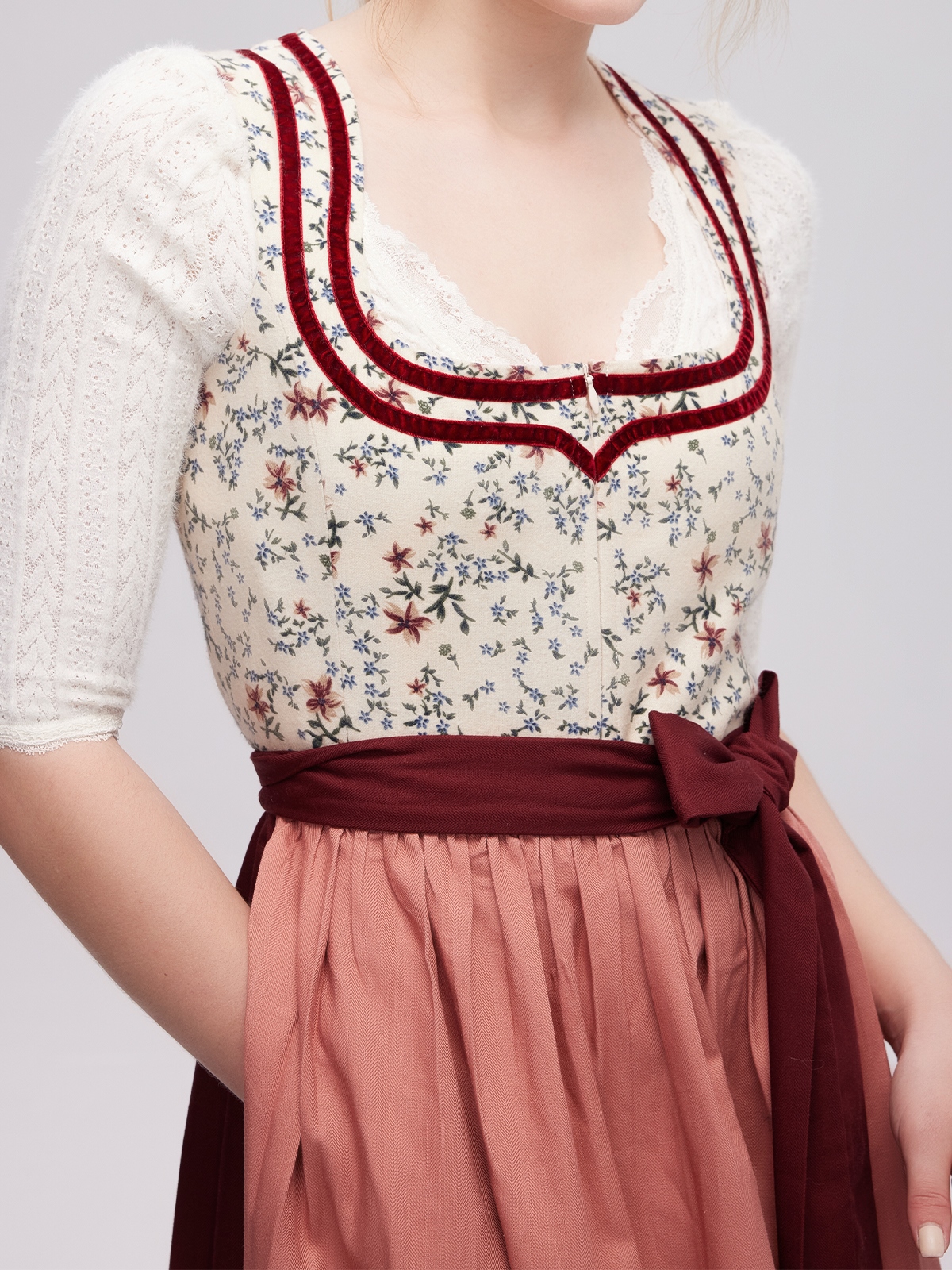 Ein elegantes Dirndl in Rot mit Spitzenverzierungen