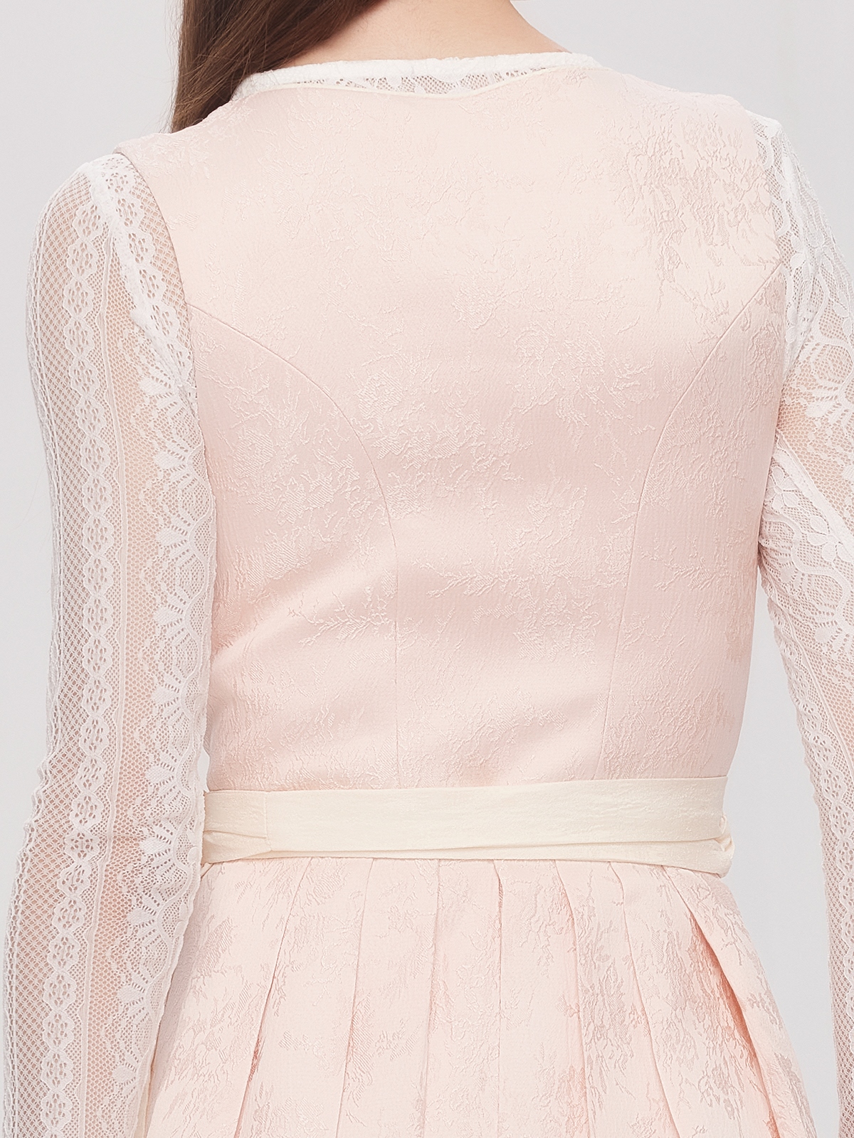 Modernes Dirndl in Rosa mit schlankem Schnitt