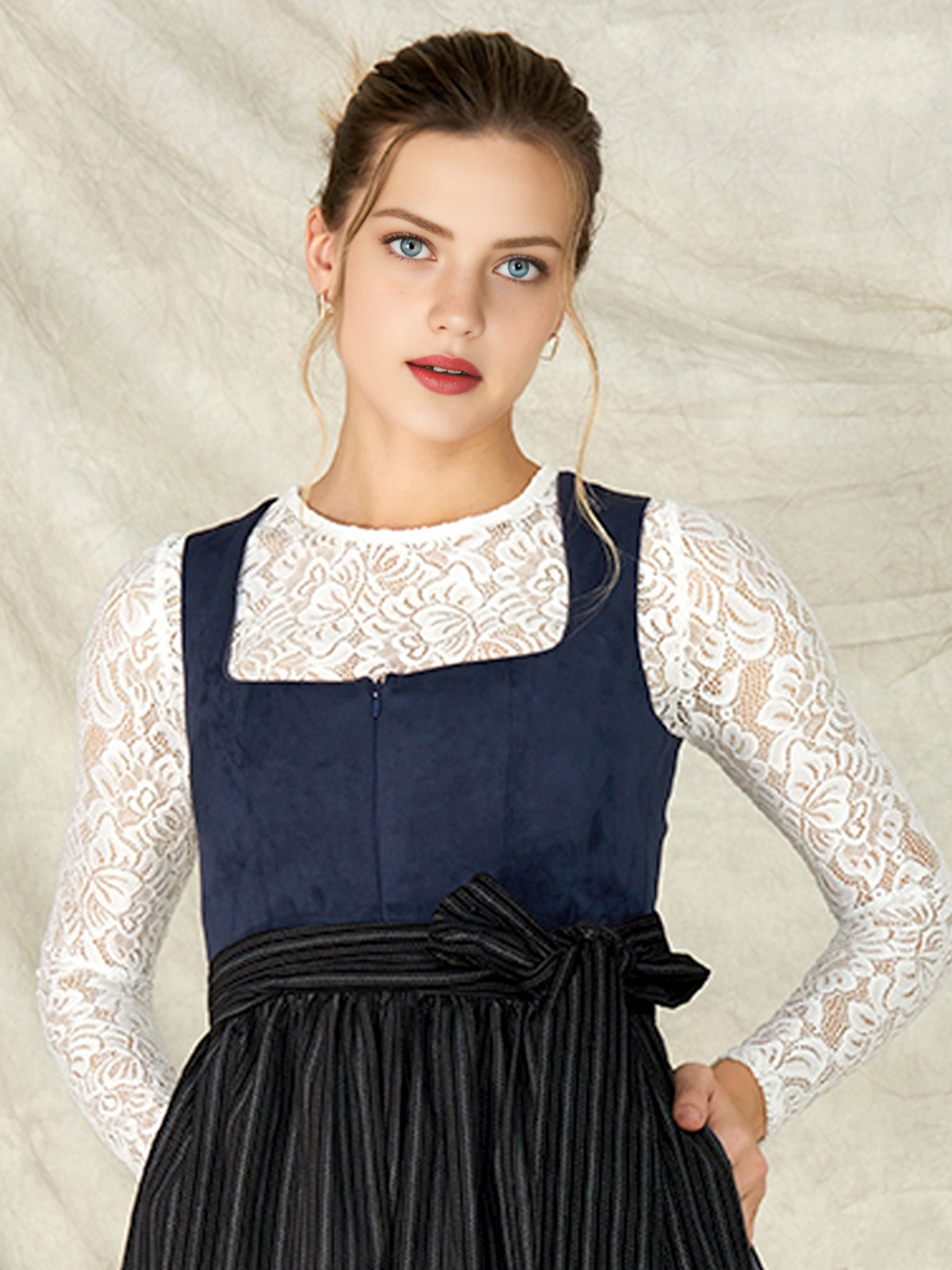 Dirndl in Blau mit traditioneller Schürze