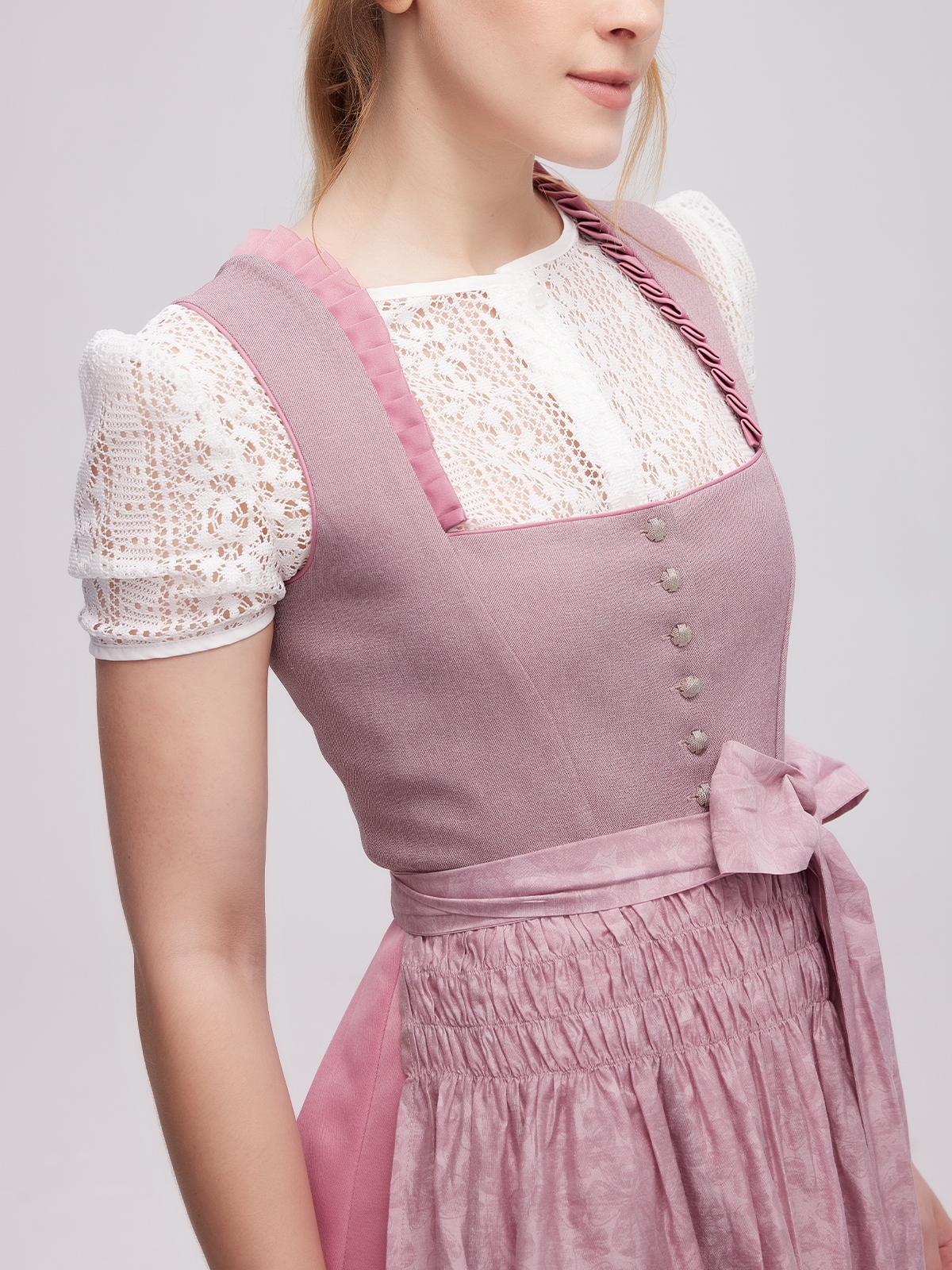 Modernes Dirndl mit schwarzer Schürze